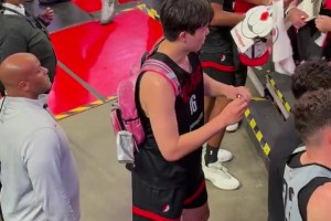 楊翰森這個(gè)簽名手速得練練了?? 簽這么認(rèn)真你是真簽不完