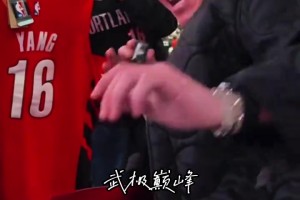 這影響力！女博主珠姐手拿楊瀚森球衣現(xiàn)場(chǎng)教老外說(shuō)“楊瀚森牛皮”