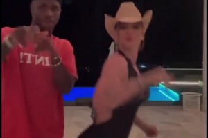 維尼修斯與巴西網(wǎng)紅跳舞，女方前兩天剛?cè)ゲ{烏26歲有3個(gè)孩子