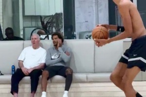 馬刺隊(duì)魂！波波維奇現(xiàn)身觀看文班亞馬訓(xùn)練三分??????