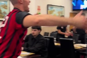 AC米蘭在上賽季3:0戰(zhàn)勝國米后，雙方球迷在餐廳相遇是如此情景
