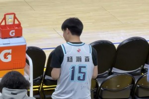 勇士主場(chǎng)一名球迷身穿楊瀚森青島15號(hào)球衣，前來(lái)支持小楊！