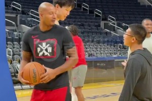 首秀不緊張??！楊瀚森賽前訓(xùn)練與助教有說(shuō)有笑，身旁的翻譯也忙壞了