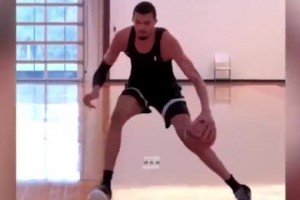 文班亞馬拜師奧拉朱旺，學習夢幻腳步