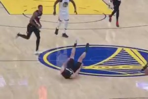 太緊張了？楊瀚森想撲防追夢(mèng)的傳球，結(jié)果不小心把自己給絆倒了！