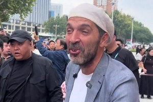 看看是誰來中國了？知道的是布馮，不知道的還以為是賣燒餅的??