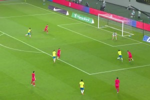 超級(jí)超級(jí)巨大失誤！金玟哉后場(chǎng)轉(zhuǎn)身失誤被斷，埃斯特旺輕松破門(mén)