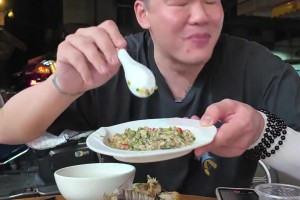 真愛(ài)吃海鮮?。≈旆加陮?duì)老板娘喊道：再加兩個(gè)螃蟹！要那個(gè)膏蟹！