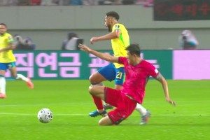 火氣大啊！金玟哉兇狠鏟球帶倒庫尼亞染黃，起身后非常不滿