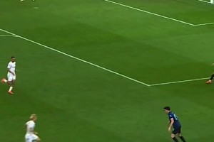 最強左中衛(wèi)！國米官推：你敢相信這是一名中衛(wèi)球員做出的動作嗎