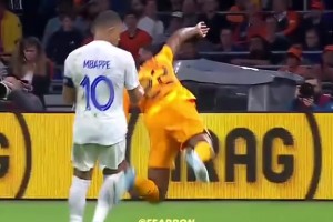 當(dāng)超跑遭遇泥頭車！網(wǎng)友：姆巴佩在鄧弗里斯面前有理說不清??