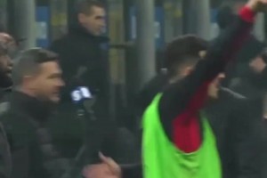 AC米蘭戰(zhàn)勝國米成功在聯(lián)賽登頂，大家一起相擁慶祝的畫面依然清晰