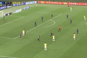 差距！帕奎塔挑傳打身后，馬丁內(nèi)利凌空斬2-0