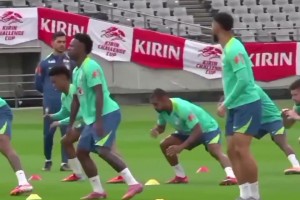 你倆肢體不協(xié)調(diào)啊！庫(kù)尼亞和維尼修斯簡(jiǎn)直是倆活??