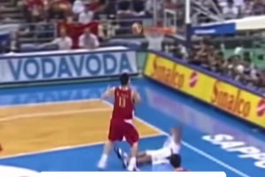 當(dāng)年中國男籃打美國，中國隊只有中鋒這個點不輸