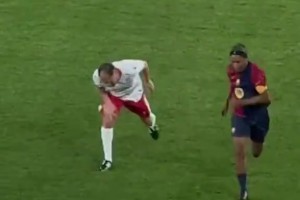 太兇殘了??小羅踩單車+牛尾巴過人晃得對面老頭暈閃到腰