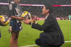 名將有能！率領(lǐng)日本隊歷史首勝巴西，森保一賽后給小球迷簽名合影