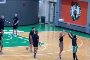 美女記者太吸引眼球了！凱爾特人球員和自家媒體來了一場PK