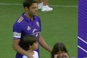 那一天，卡卡結(jié)束了自己 16 年的傳奇生涯，依依不舍地告別了足球