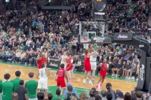 季前賽這么刺激的??綠軍中鋒蒂爾曼拋投絕殺猛龍！主場燃炸了！