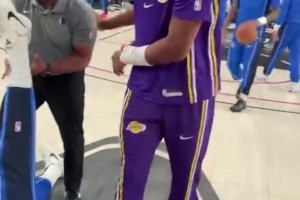 湖人前隊(duì)友！八村賽前整活濃眉，后者在比賽中給了其一個(gè)大帽！