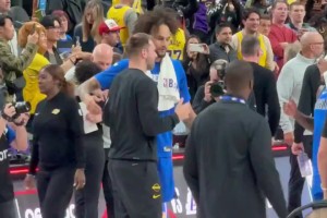 還是很愛(ài)??東契奇與獨(dú)行俠前隊(duì)友一一擁抱談心，與濃眉有說(shuō)有笑