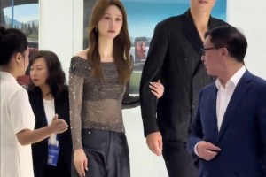 焦點不是車！是周鵬身邊美到窒息的愛妻?