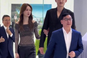 周鵬帶妻子提新車，這才叫郎才女貌