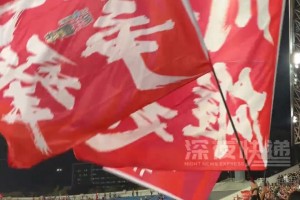 燃動全場!“川超”成都迎戰(zhàn)廣安，現(xiàn)場球迷振奮高喊:成都雄起!