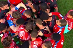 兩年前拜仁球員賽后圍在一起看多特比賽結(jié)果，隨后慶祝冠軍??