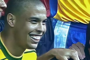 只有游戲中才會出現(xiàn)！1999年巴薩百年華誕，巴薩大戰(zhàn)巴西國家隊！