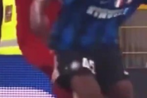 當(dāng)年這一下真狠??！托蒂曾在運(yùn)動戰(zhàn)中故意從身后爆踢巴洛特利