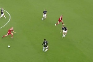 如此蘇超怎能不愛！無錫隊球員一路猛搶，最后被爆頭贏得球權(quán)??