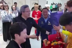 敢襲擊圓神??！安東尼慶祝時(shí)遭球迷扔水瓶