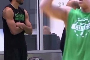 凱蜜心頭一緊？錫伯杜現(xiàn)身凱爾特人訓(xùn)練館，和塔圖姆相談甚歡