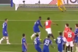 這就是足球的美妙吧！皮球在空中劃出一道漂亮的弧線！