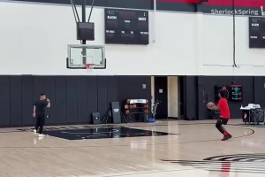 身兼多職！亨德森加練投籃，陪練的是楊瀚森隨行翻譯克里斯！