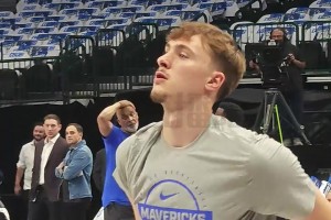 狀元大對(duì)決！文班亞馬賽前抵達(dá)球館！感覺又長高了！