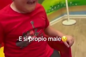 被送尤文隊徽的生日蛋糕，這位國米小球迷的反應(yīng)太真實了??