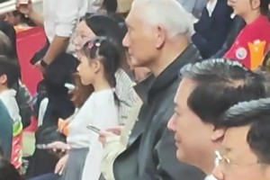 姚明爸爸姚志源現(xiàn)場觀看浙BA，一頭白發(fā)也藏不住氣場...