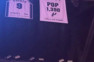 致敬傳奇教頭！馬刺球館上方為波波維奇新增一面1390勝旗幟！