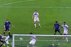 這也太猛了吧！索默這極限三連撲，是把對(duì)手看成拜仁了嗎？