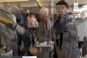 老友相聚！姚明弗老大見面親切相擁