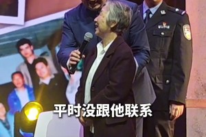 姚明參加母?；顒?，與小學班主任暖心相擁