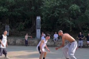 文班休賽期赤膊上身在少林寺打球，這身體誰看了不震撼？
