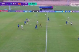 逃過(guò)一劫！張克璨背后放倒對(duì)手送點(diǎn)，但巴西罰丟點(diǎn)球