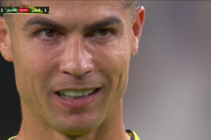 C羅在主罰任意球前說：你會(huì)進(jìn)球，你會(huì)進(jìn)球！可惜沒有打進(jìn)