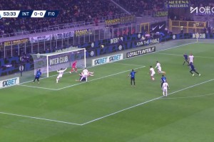 爭議！埃斯波西托禁區(qū)被拉倒！主裁聽取VAR后沒有判罰點球！