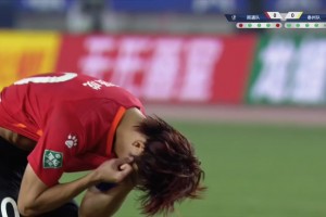 冰火兩重天！戴曜城撲出絕命點球后怒吼，罰失的李賢成墩地掩面