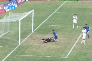 隊(duì)友完全沒想到！中甲遼寧鐵人門將送禮式“脫手”導(dǎo)致球隊(duì)被絕平